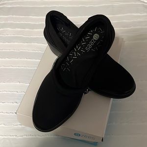 NIB BZEES black shoes size 9m
